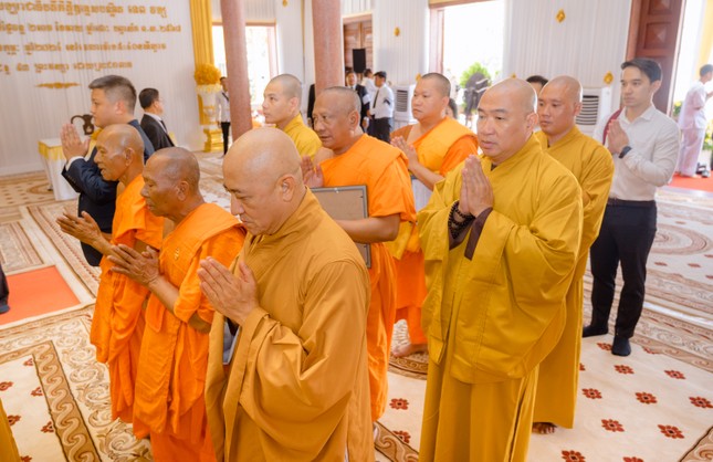 Chư tôn đức Hội đồng Trị sự GHPGVN và các vị tháp tùng trong phái đoàn