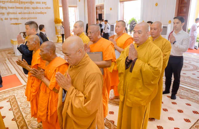 Chư tôn đức Hội đồng Trị sự GHPGVN và các vị tháp tùng trong phái đoàn