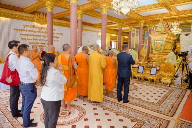 Thành kính tưởng niệm