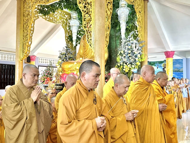 Chư tôn đức GHPGVN tỉnh, TP.Vũng Tàu niêm hương tưởng niệm Chư tôn đức GHPGVN tỉnh, TP.Vũng Tàu niêm hương tưởng niệm