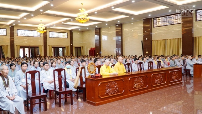 Thượng tọa Thích Thiện Quý thay mặt Ban Tổ chức phát biểu cảm tạ