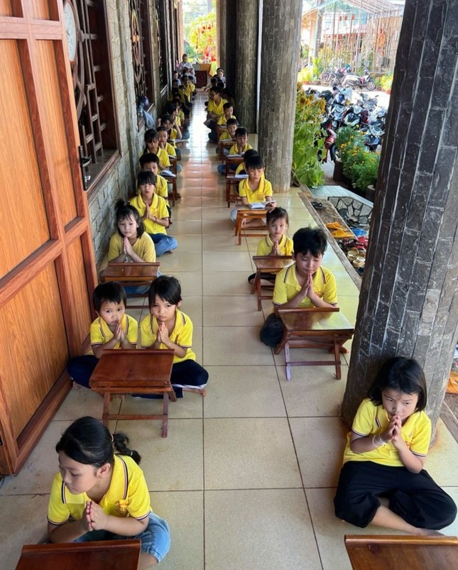 Các thanh thiếu niên Phật tử về chùa tu tập