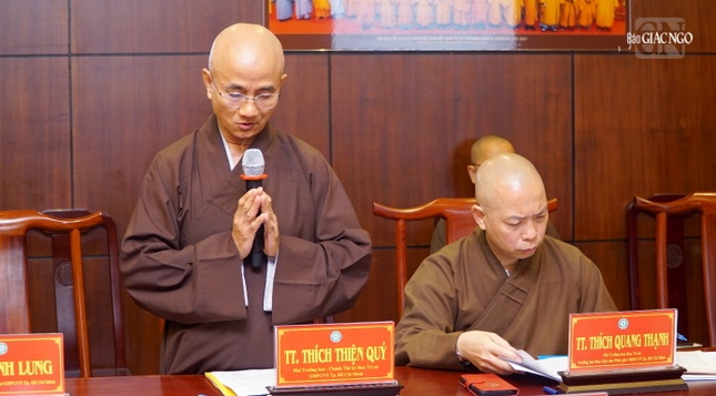 Thượng tọa Thích Thiện Quý, Phó Trưởng ban kiêm Chánh Thư ký Ban Trị sự đóng góp ý kiến tại buổi họp
