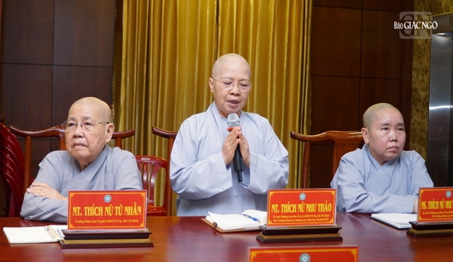 Ni trưởng Thích nữ Như Thảo, Phó Thường trực Phân ban Ni giới TP.HCM đóng góp ý kiến