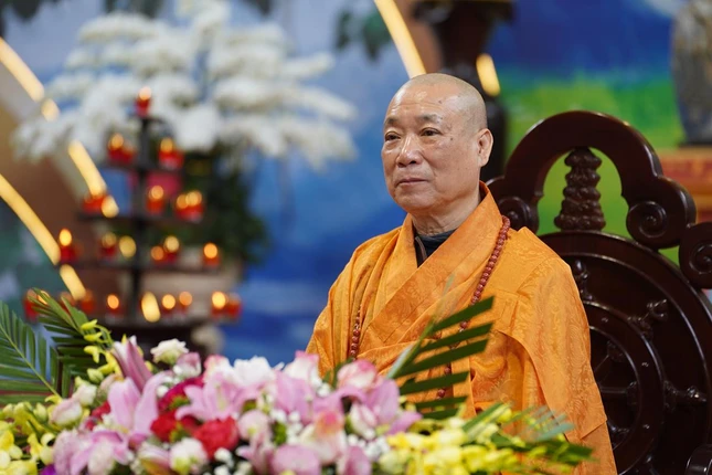 Hòa thượng Thích Bảo Nghiêm sách tấn đại chúng đạo tràng Pháp Hoa