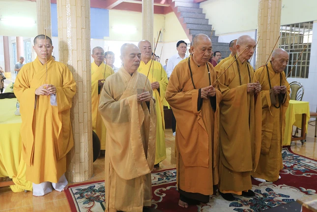 Chư tôn đức niêm hương, bạch Phật