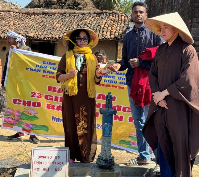 Đại đức Thích Thị Nhân và Phật tử Huệ Nga bàn giao giếng nước cho người dân Ấn Độ - Ảnh: TN