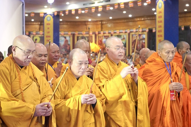 Chư tôn đức giáo phẩm dâng hương cầu nguyện