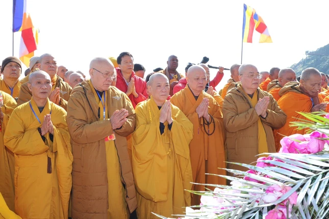 Chư Tăng tại lễ cầu nguyện trên đỉnh Fansipan - TP.SaPa