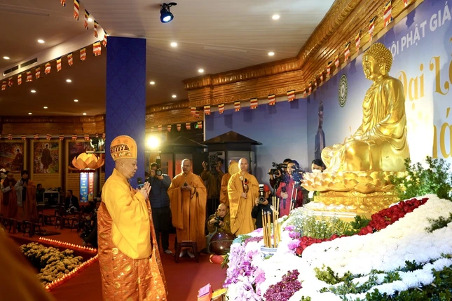 Hòa thượng Thích Lệ Trang chủ trì lễ cầu nguyên quốc thái dân an