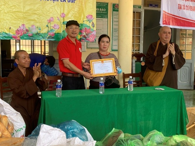 Đại diện tại phương trao thư tri ân đến đại diện đoàn từ thiện