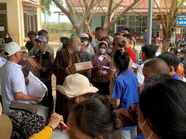 Trao quà đến bà con địa phương Trao quà đến bà con địa phương