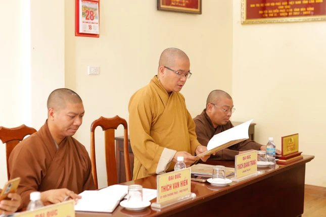 Đại đức Thích Quảng Tráng đọc quyết định bổ sung nhân sự các ban thuộc Ban Trị sự các huyện