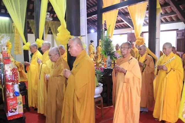 Chư tôn đức dâng hương tưởng niệm