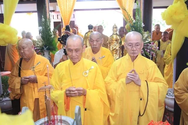 Chư tôn đức Ban Chứng minh GHPGVN, Ban Thường trực GHPGVN tỉnh Đồng Tháp thành kính dâng hương tưởng niệm