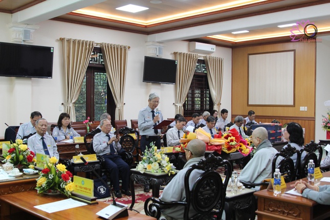 Huynh trưởng cấp Dũng Tâm Chánh Lê Quang Cự phát biểu tại buổi họp Huynh trưởng cấp Dũng Tâm Chánh Lê Quang Cự phát biểu tại buổi họp