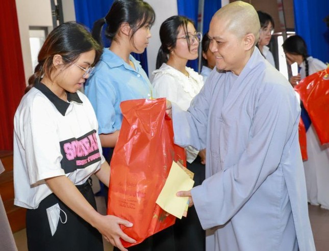 Ni sư Thích nữ Hương Nhũ trao quà đến sinh viên Trường Đại học Sư phạm Huế