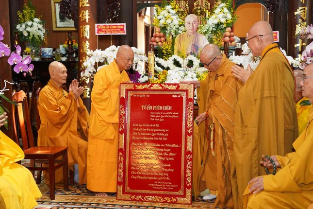 Tặng quà chúc mừng lễ ra mắt chi phái Lâm Tế Chúc Thánh tỉnh Vĩnh Long Tặng quà chúc mừng lễ ra mắt chi phái Lâm Tế Chúc Thánh tỉnh Vĩnh Long