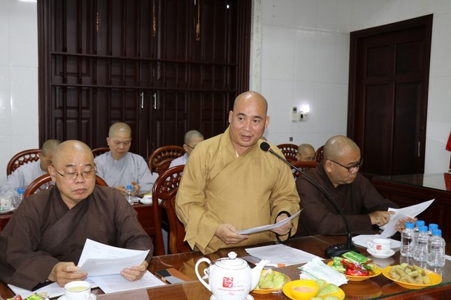 Đại đức Thích Trí Thuận điều phối chương trình góp ý kiến của chư tôn đức