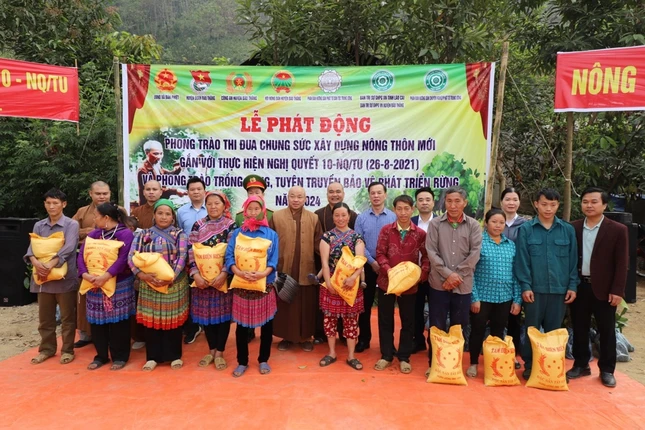 Trao quà đến các hộ khó khăn của thôn Pạc Tà, xã Bản Phiệt