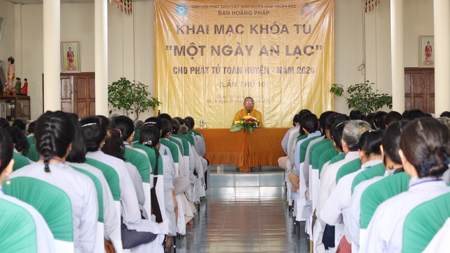 Thượng tọa Thích Pháp Huệ thuyết giảng với đề tài “Chữ tâm trong đạo Phật” Thượng tọa Thích Pháp Huệ thuyết giảng với đề tài “Chữ tâm trong đạo Phật”