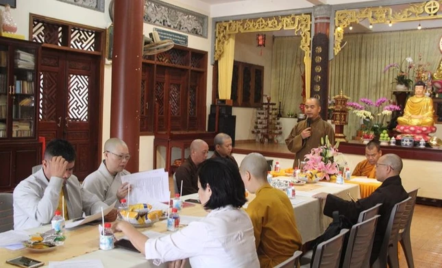 Đại đức Thích Minh Giáo chủ trì buổi họp của Ban Văn hóa