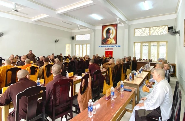 Quang cảnh buổi họp