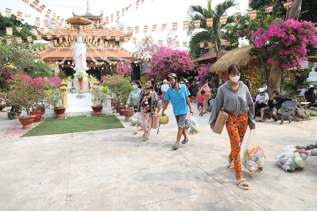 Đi chợ 0 đồng tại chùa Minh Thạnh