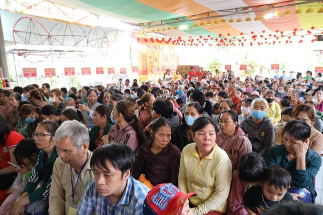 Đại diện 400 gia đình khó khăn được tặng phiếu đi chợ 0 đồng