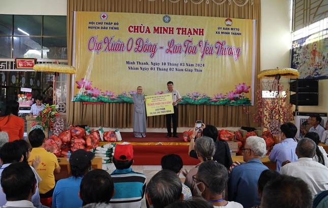 Chương trình trao 400 phiếu hỗ trợ người mù, người nghèo Chương trình trao 400 phiếu hỗ trợ người mù, người nghèo