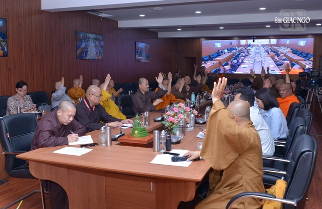 Đại biểu tham dự buổi họp biểu quyết thống nhất các nội dung quan trọng