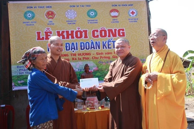 Trao hỗ trợ kinh phí xây nhà đến bà Phương