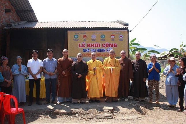 Chụp ảnh lưu niệm nhân lễ khởi công xây dựng nhà Đại đoàn kết cho hộ bà Hoàng Thị Hương