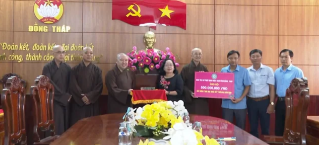 Hòa thượng Thích Chơn Minh trao bảng tượng trưng kinh phí hỗ trợ xây dựng nhà Đại đoàn kết đến bà Đoàn Thị Nghiệp Hòa thượng Thích Chơn Minh trao bảng tượng trưng kinh phí hỗ trợ xây dựng nhà Đại đoàn kết đến bà Đoàn Thị Nghiệp