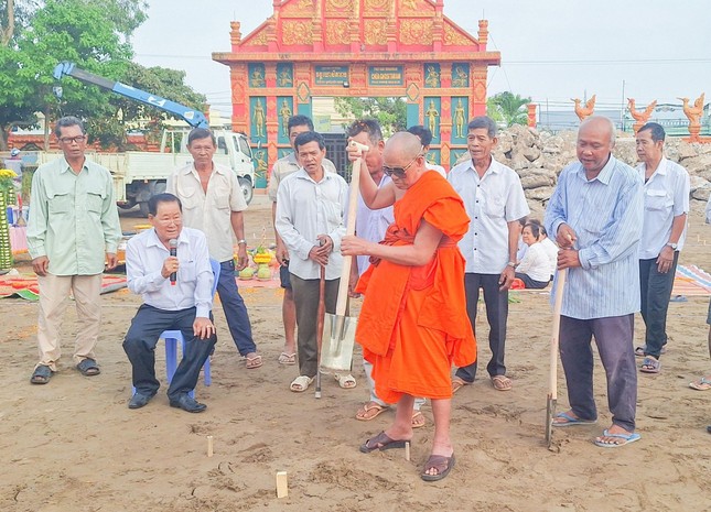 Thực hiện nghi thức khởi công