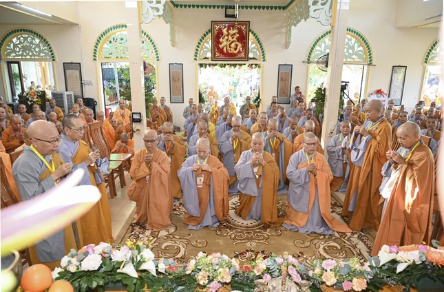 Chư Ni dâng hương tưởng niệm Đức Thánh Tổ Ni Đại Ái Đạo - Kiều Đàm Di và chư vị Ni trưởng tiền bối Phật giáo VN hữu công Chư Ni dâng hương tưởng niệm Đức Thánh Tổ Ni Đại Ái Đạo - Kiều Đàm Di và chư vị Ni trưởng tiền bối Phật giáo VN hữu công