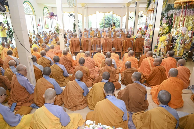 Quang cảnh lễ tưởng niệm Đức Thánh Tổ Ni Đại Ái Đạo Quang cảnh lễ tưởng niệm Đức Thánh Tổ Ni Đại Ái Đạo