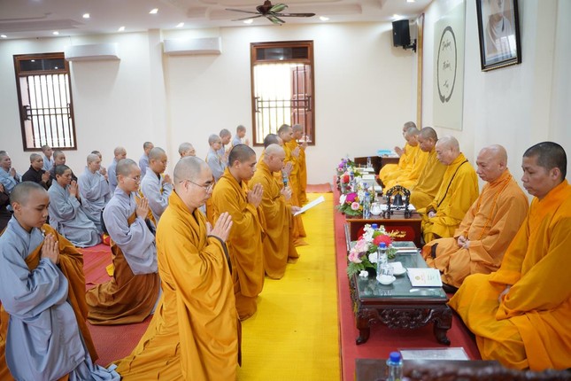 Đại diện Tăng Ni giảng sinh Lớp Đào tạo Cao cấp Giảng sư khu vực phía Bắc tác bạch khánh tuế