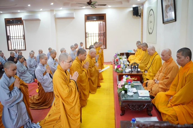 Đại diện Tăng Ni giảng sinh Lớp Đào tạo Cao cấp Giảng sư khu vực phía Bắc tác bạch khánh tuế