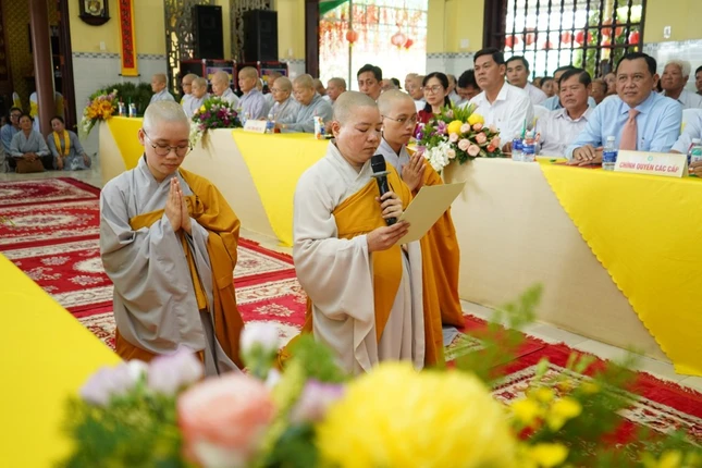 Sư cô Thích nữ An Thảo cung đối trước chư tôn đức phát nguyện nhận nhiệm vụ