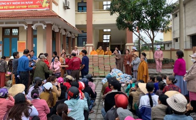 Đoàn Ban Từ thiện xã hội Phật giáo TP.Buôn Ma Thuột trao quà