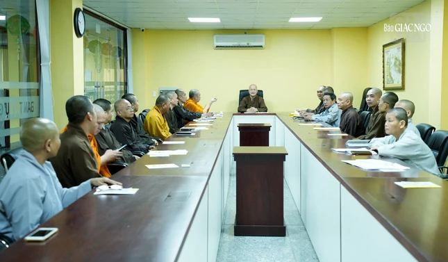 Hòa thượng Thích Chơn Không chủ trì buổi họp
