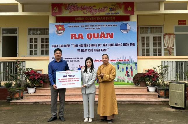 Trao hỗ trợ kinh phí xây dựng cầu bê-tông An Lạc số 18