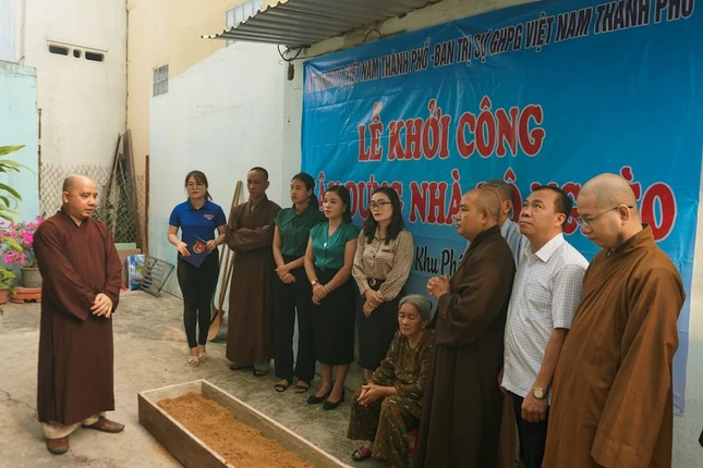 Thượng tọa Thích Hạnh Chơn đại diện Phật giáo TP.Quy Nhơn phát biểu