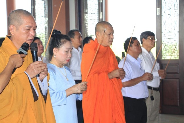 Chư tôn đức và lãnh đạo các cơ quan dâng hương tưởng niệm