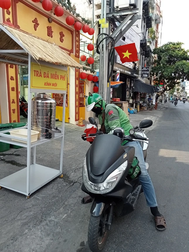 Bình nước trà đá cũng "tiếp thêm nước" trên hành trình của anh xe công nghệ - Ảnh: Đ.Q Bình nước trà đá cũng "tiếp thêm nước" trên hành trình của anh xe công nghệ - Ảnh: Đ.Q