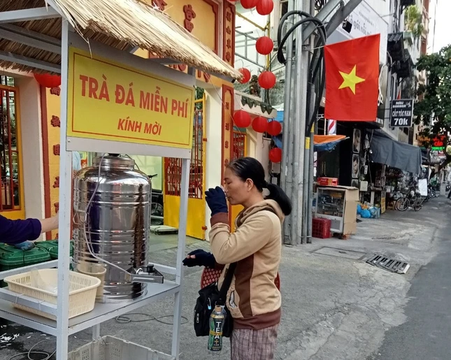 Chị bán vé số giải khát từ quầy nước miễn phí chùa Phước Long Chị bán vé số giải khát từ quầy nước miễn phí chùa Phước Long