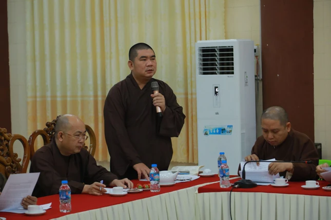 Đại đức Thích Nguyên Nguyệt báo cáo tại buổi họp Đại đức Thích Nguyên Nguyệt báo cáo tại buổi họp
