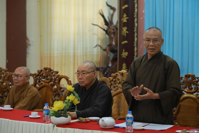 Thượng tọa Thích Thông Triêm thay mặt chủ tọa đúc kết buổi họp