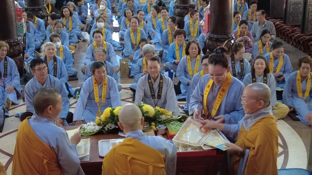 Phật tử tham dự khóa tu sinh hoạt tu tập - Ảnh: P.V